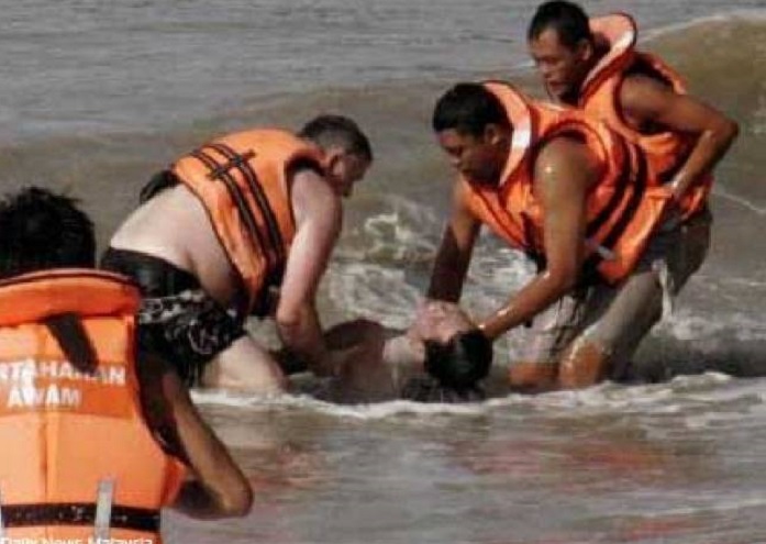 Eight dead, 20 missing in Malaysia boat accident 